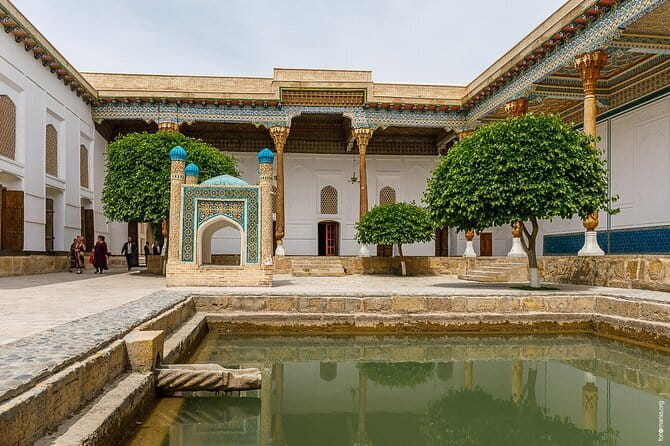 2 Day Ukhum Hiking Tour from Bukhara - Guides, drivers, and group size