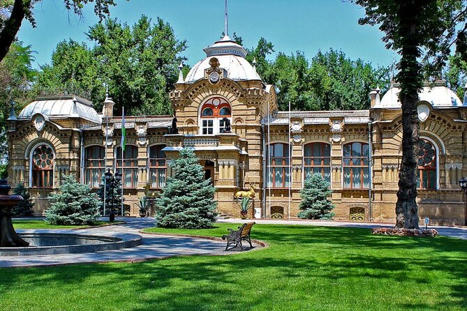 Tashkent Walking & Food Tour: Highlights + Local Flavors - The guides and the feel of the experience